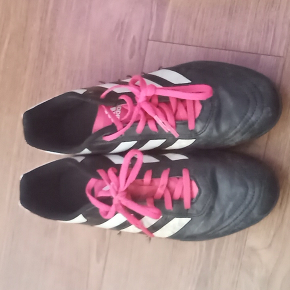 Adidas soccer cleats - Picture 1 of 2